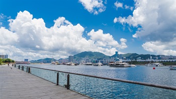 海滨花园的玻璃围栏确保景观一览无遗，让访客能欣赏观塘避风塘的全景，透明的围栏也大大增加空间感。